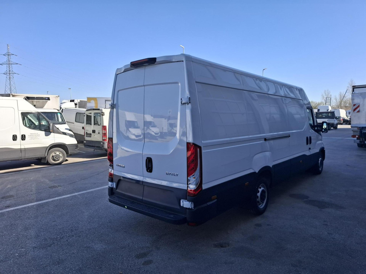 IVECO Daily 35S14V - Furgoneta de pasajeros: foto 4 IVECO Daily 35S14V - Furgoneta de pasajeros: foto 4