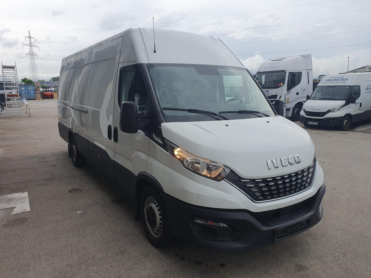 IVECO Daily 35S16A8V - Furgoneta de pasajeros: foto 2 IVECO Daily 35S16A8V - Furgoneta de pasajeros: foto 2