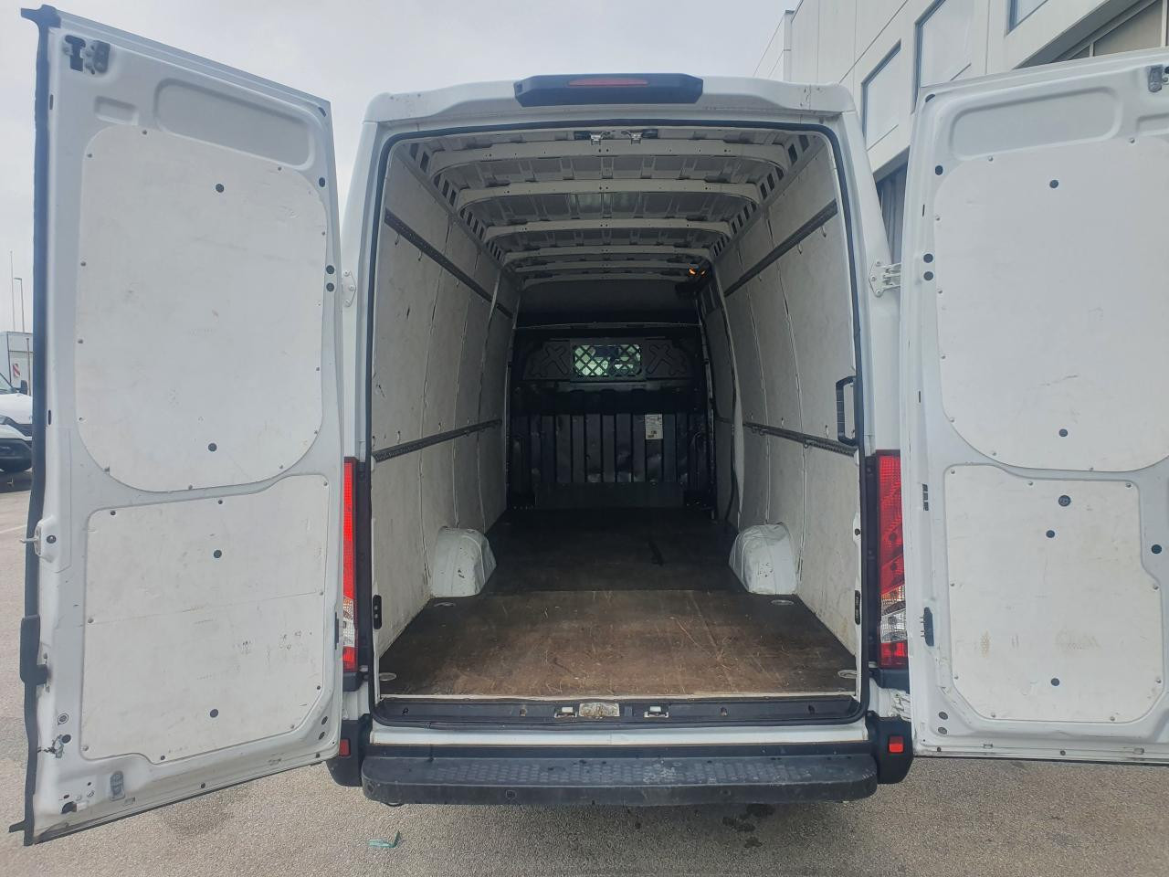 IVECO Daily 35S16V - Furgoneta de pasajeros: foto 5 IVECO Daily 35S16V - Furgoneta de pasajeros: foto 5