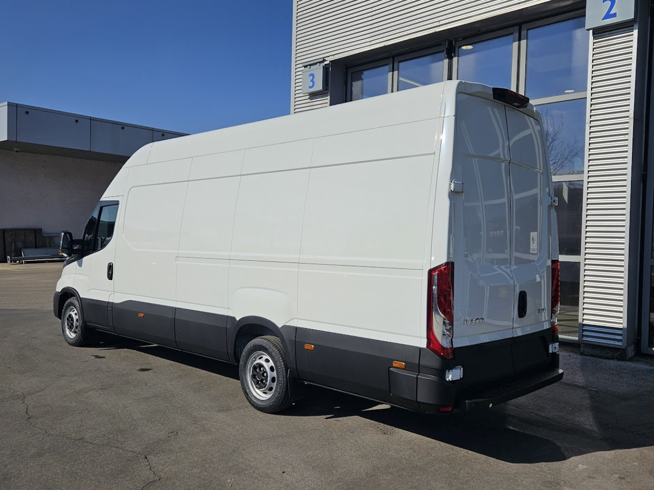 IVECO Daily 35S18H A8 - Furgoneta de pasajeros: foto 3 IVECO Daily 35S18H A8 - Furgoneta de pasajeros: foto 3