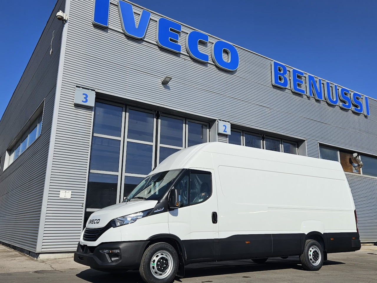 IVECO Daily 35S18H A8 - Furgoneta de pasajeros: foto 1 IVECO Daily 35S18H A8 - Furgoneta de pasajeros: foto 1