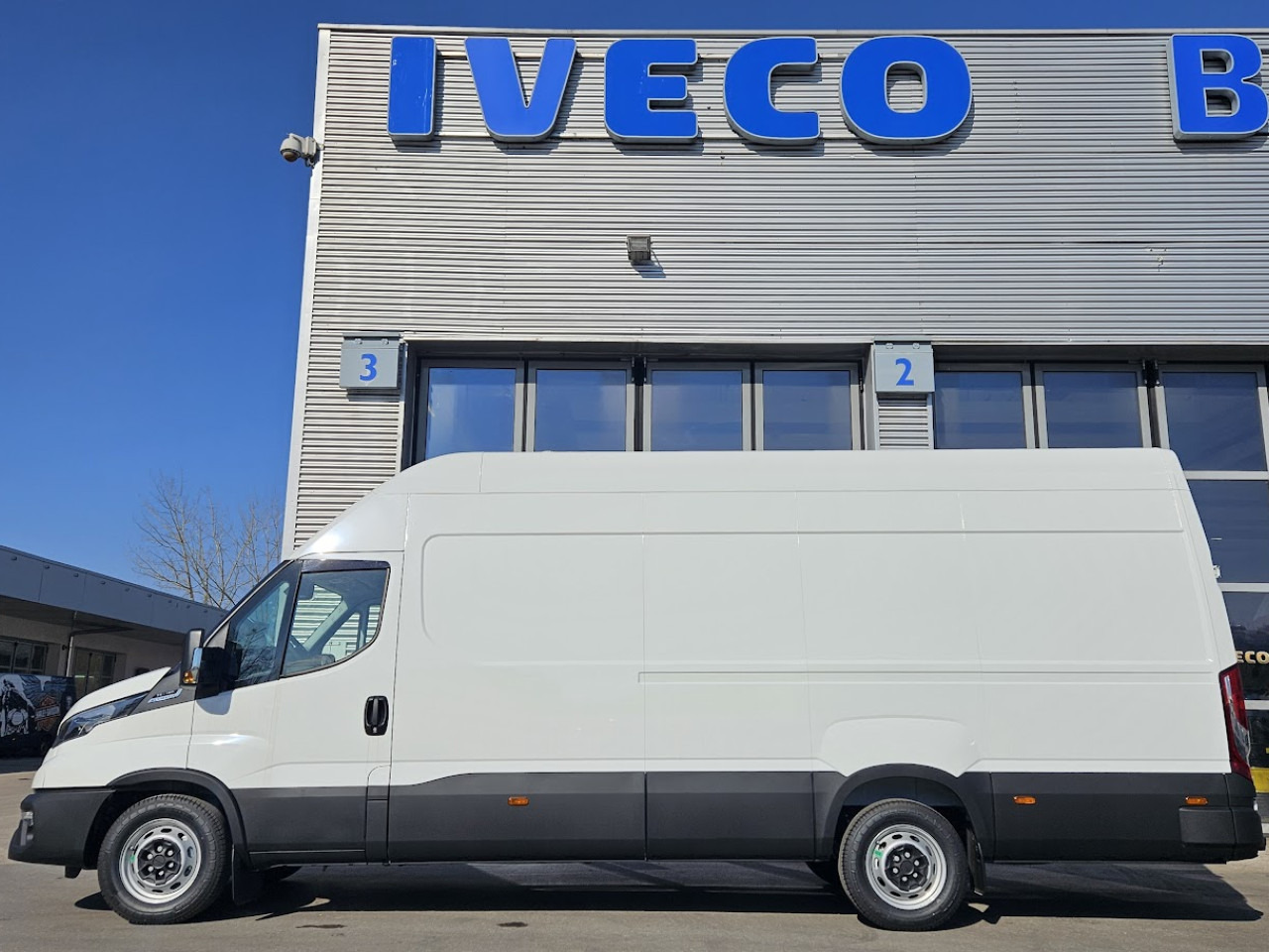 IVECO Daily 35S18H A8 - Furgoneta de pasajeros: foto 2 IVECO Daily 35S18H A8 - Furgoneta de pasajeros: foto 2