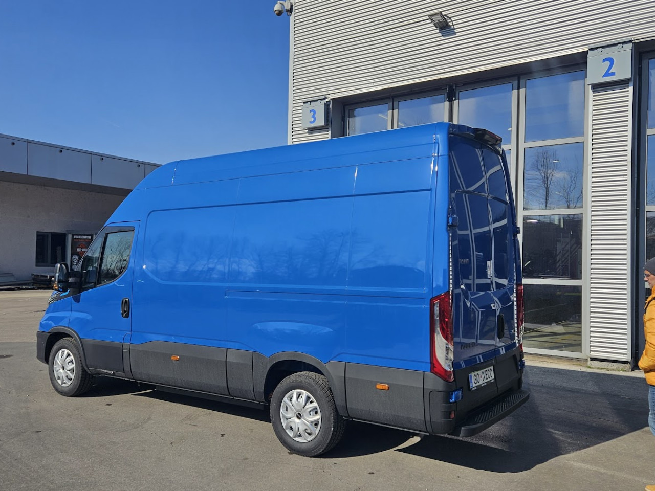 IVECO Daily ELEKTRIČNI 35 C 18H - Furgoneta de pasajeros, Furgoneta eléctrica: foto 2 IVECO Daily ELEKTRIČNI 35 C 18H - Furgoneta de pasajeros, Furgoneta eléctrica: foto 2