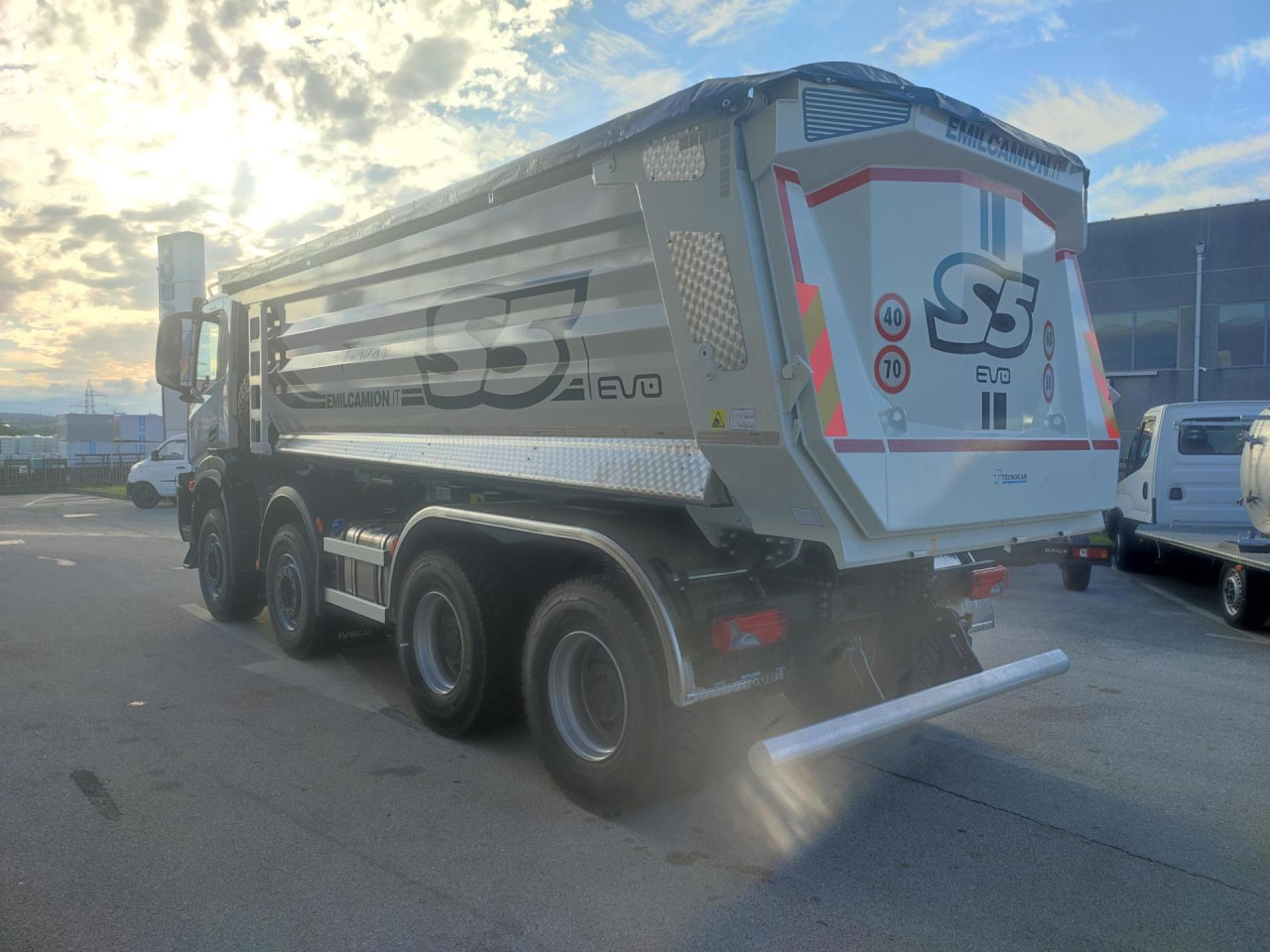 IVECO T-Way AD410T50 - Camión volquete: foto 3 IVECO T-Way AD410T50 - Camión volquete: foto 3