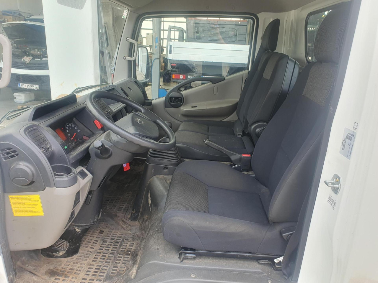 Camión con plataforma elevadora NISSAN Cabstar NT400: foto 6 Camión con plataforma elevadora NISSAN Cabstar NT400: foto 6