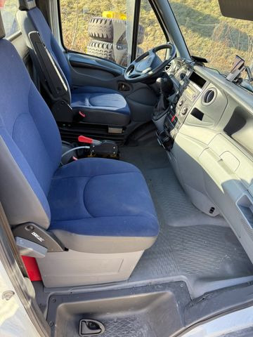 Iveco 50C18 Daily 4x2, E4, ONLY 79600km - Cabeza tractora: foto 5 Iveco 50C18 Daily 4x2, E4, ONLY 79600km - Cabeza tractora: foto 5