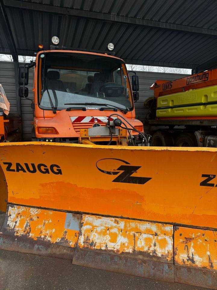 Camión Unimog U400 4x4, Winterdienst, Schild+Streuer: foto 6