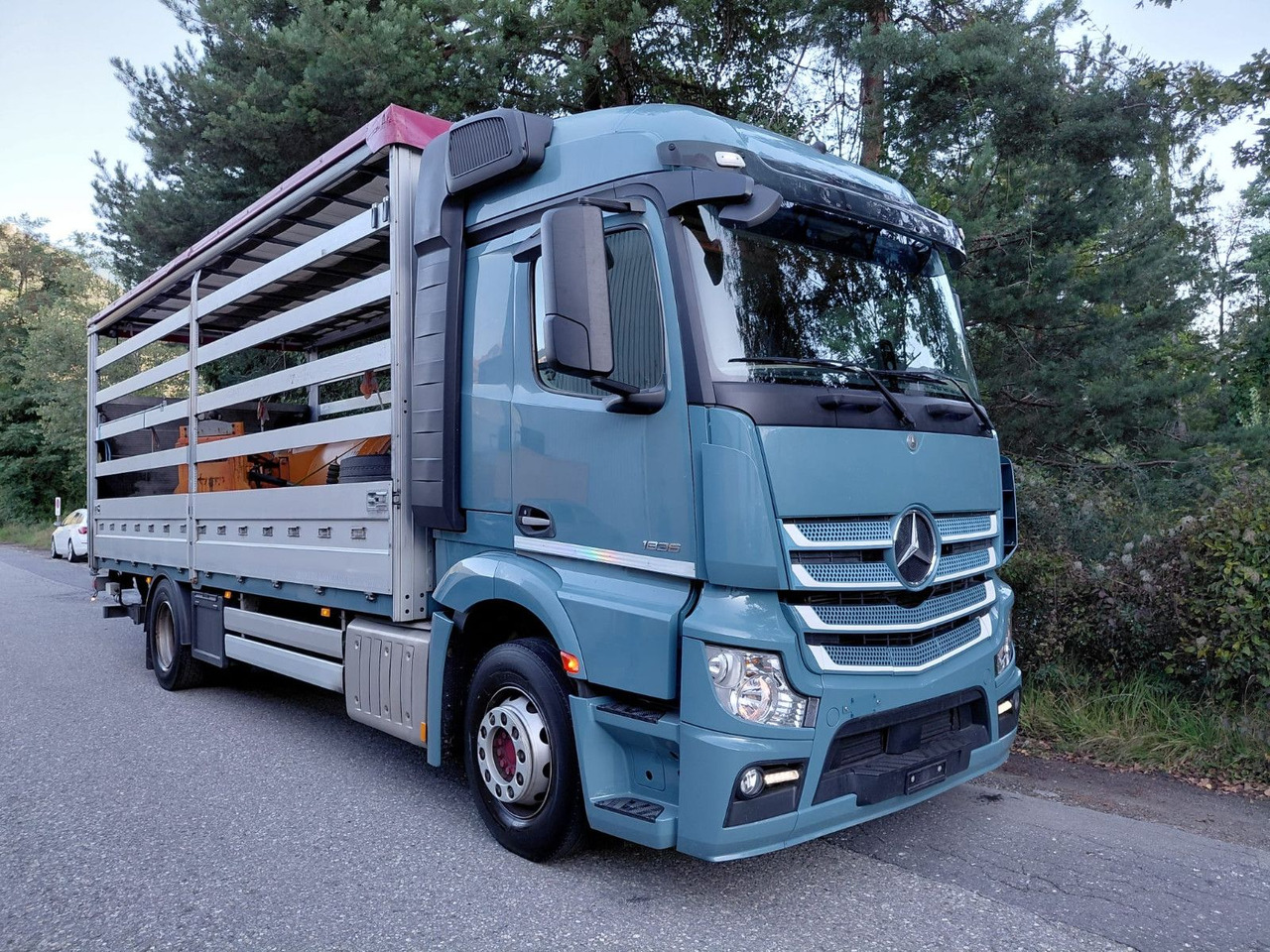 Mercedes-Benz Actros 1836 4x2, E6, Ladebordwand, Fahrschule - Camión lona: foto 3 Mercedes-Benz Actros 1836 4x2, E6, Ladebordwand, Fahrschule - Camión lona: foto 3