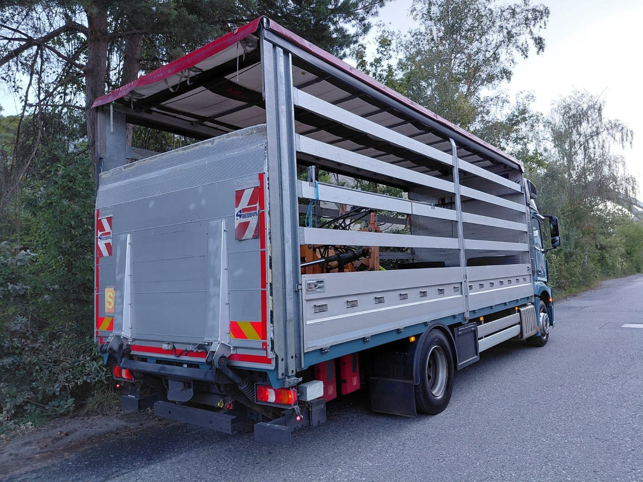 Mercedes-Benz Actros 1836 4x2, E6, Ladebordwand, Fahrschule - Camión lona: foto 4 Mercedes-Benz Actros 1836 4x2, E6, Ladebordwand, Fahrschule - Camión lona: foto 4