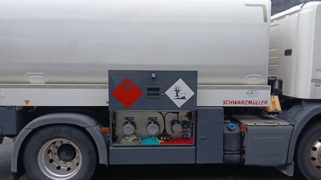 Scania P450 LB 4x2, ADR, Schwarzmueller Anhaenger Fuel - Camión cisterna: foto 4 Scania P450 LB 4x2, ADR, Schwarzmueller Anhaenger Fuel - Camión cisterna: foto 4