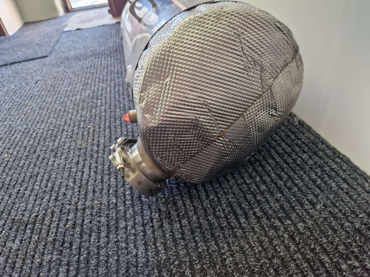 Exhaust silencer JCB 320/B6251 SCR Adblue - Motor y piezas para Maquinaria de construcción: foto 3 Exhaust silencer JCB 320/B6251 SCR Adblue - Motor y piezas para Maquinaria de construcción: foto 3