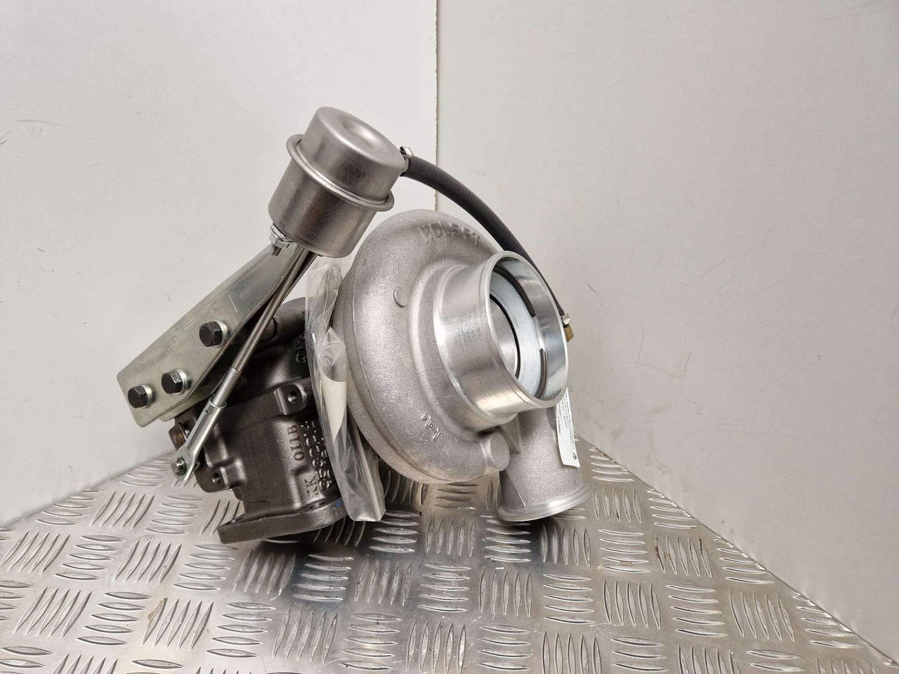 Iveco Generator Turbocharger Holset 4043994 - Motor y piezas para Maquinaria de construcción: foto 1 Iveco Generator Turbocharger Holset 4043994 - Motor y piezas para Maquinaria de construcción: foto 1