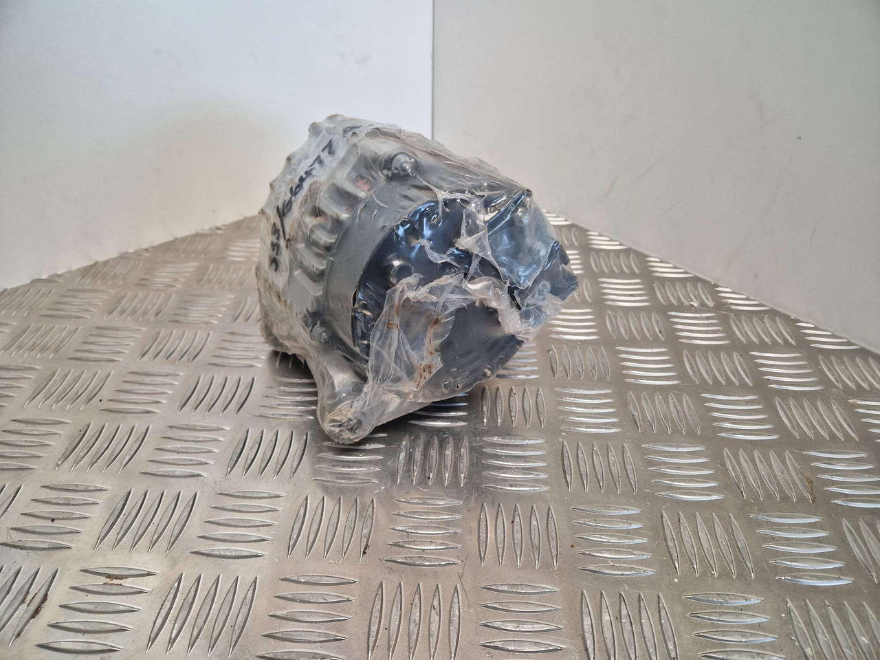 JCB Alternator 85amp 333/G6477 - Motor y piezas para Maquinaria de construcción: foto 1 JCB Alternator 85amp 333/G6477 - Motor y piezas para Maquinaria de construcción: foto 1