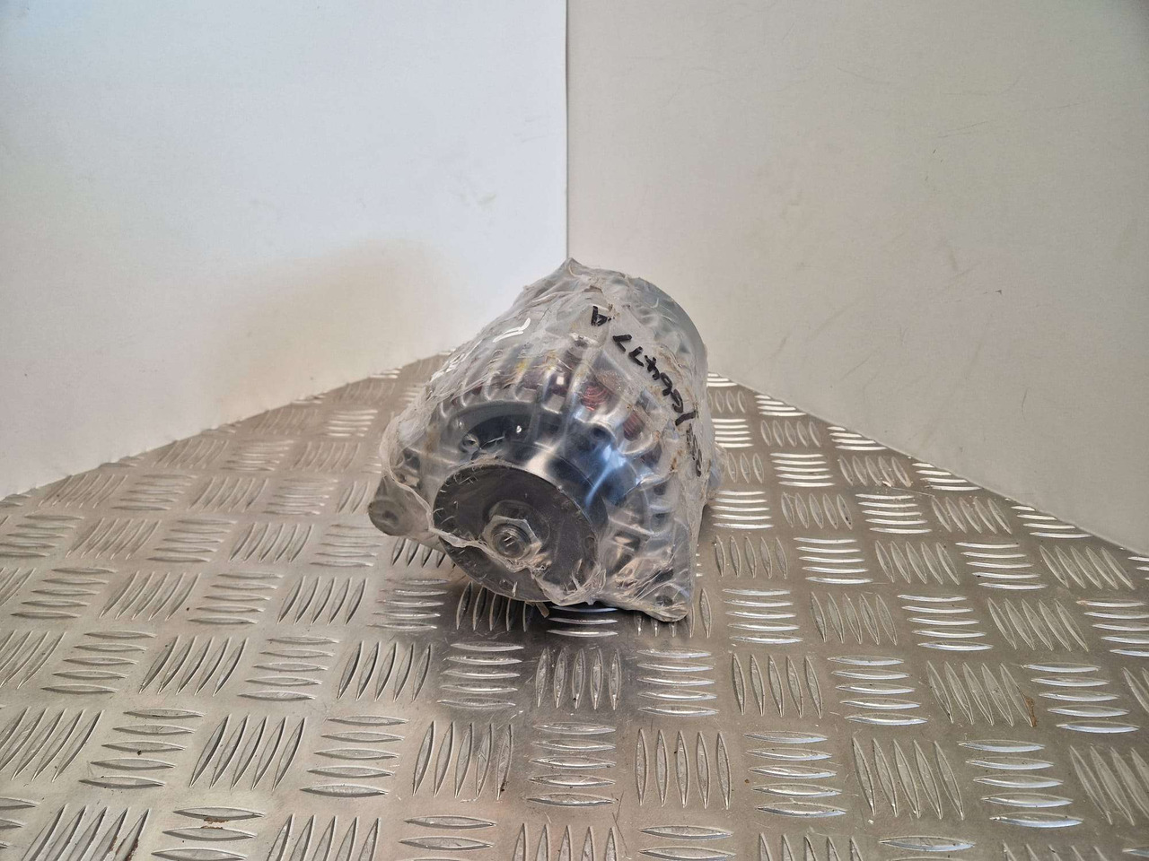 JCB Alternator 85amp 333/G6477 - Motor y piezas para Maquinaria de construcción: foto 2 JCB Alternator 85amp 333/G6477 - Motor y piezas para Maquinaria de construcción: foto 2