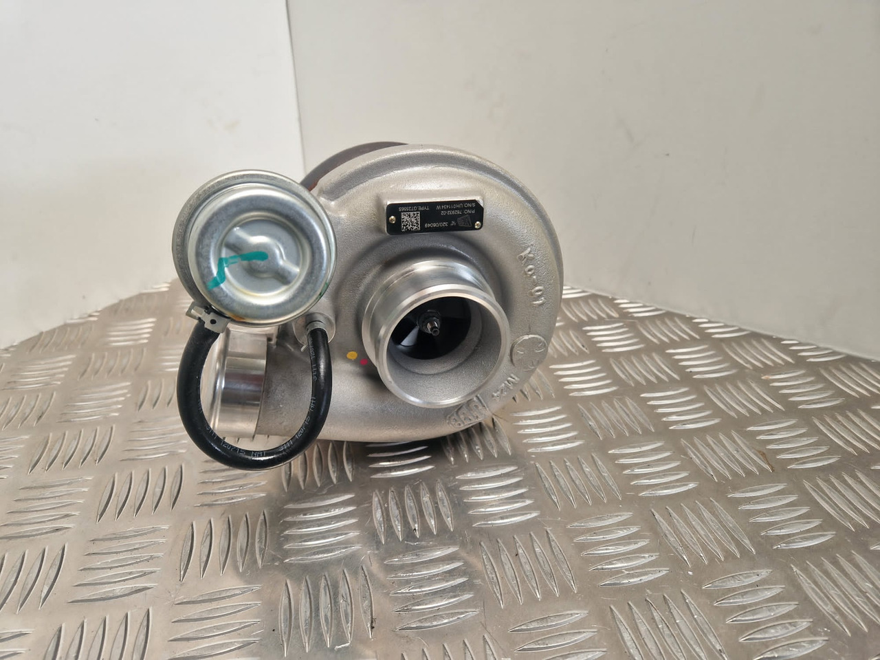 JCB turbocharger 320/06049 Garrett Turbo 762932-02 - Motor y piezas para Maquinaria de construcción: foto 2 JCB turbocharger 320/06049 Garrett Turbo 762932-02 - Motor y piezas para Maquinaria de construcción: foto 2