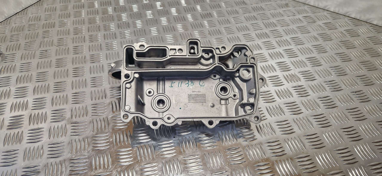 Oil cooler cover JCB 320/A4350 JCB Engine Cooler Cover - Motor y piezas para Maquinaria de construcción: foto 3 Oil cooler cover JCB 320/A4350 JCB Engine Cooler Cover - Motor y piezas para Maquinaria de construcción: foto 3