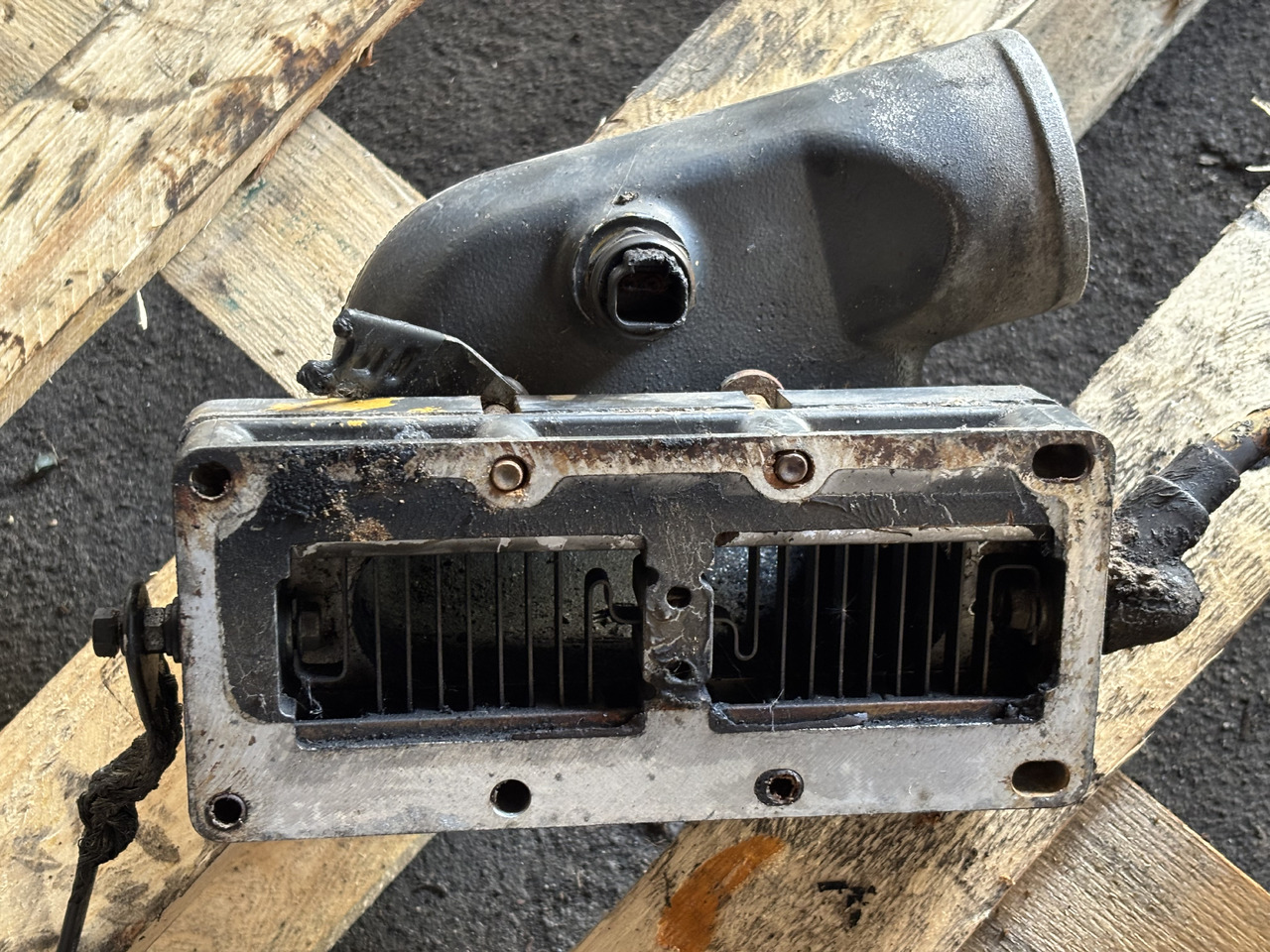 CAT Caterpillar C9 201-9765 Kolanko Wlotu Powietrza 2019765 - Tubo de admisión de aire para Maquinaria agrícola: foto 3 CAT Caterpillar C9 201-9765 Kolanko Wlotu Powietrza 2019765 - Tubo de admisión de aire para Maquinaria agrícola: foto 3