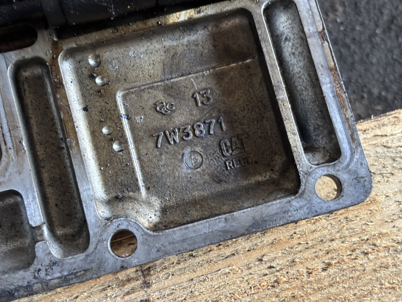 CAT Caterpillar C9 7W-3871: POKRYWA BOCZNA 7W3871 342-4977 - Motor y piezas para Maquinaria agrícola: foto 3 CAT Caterpillar C9 7W-3871: POKRYWA BOCZNA 7W3871 342-4977 - Motor y piezas para Maquinaria agrícola: foto 3