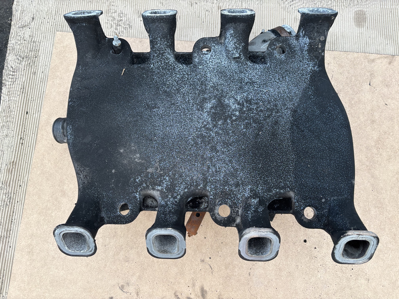 Claas Lexion 780 Kolektor Ssący OM502LA 5420982317 5420980617 - Colector de admisión para Cosechadora de granos: foto 4 Claas Lexion 780 Kolektor Ssący OM502LA 5420982317 5420980617 - Colector de admisión para Cosechadora de granos: foto 4