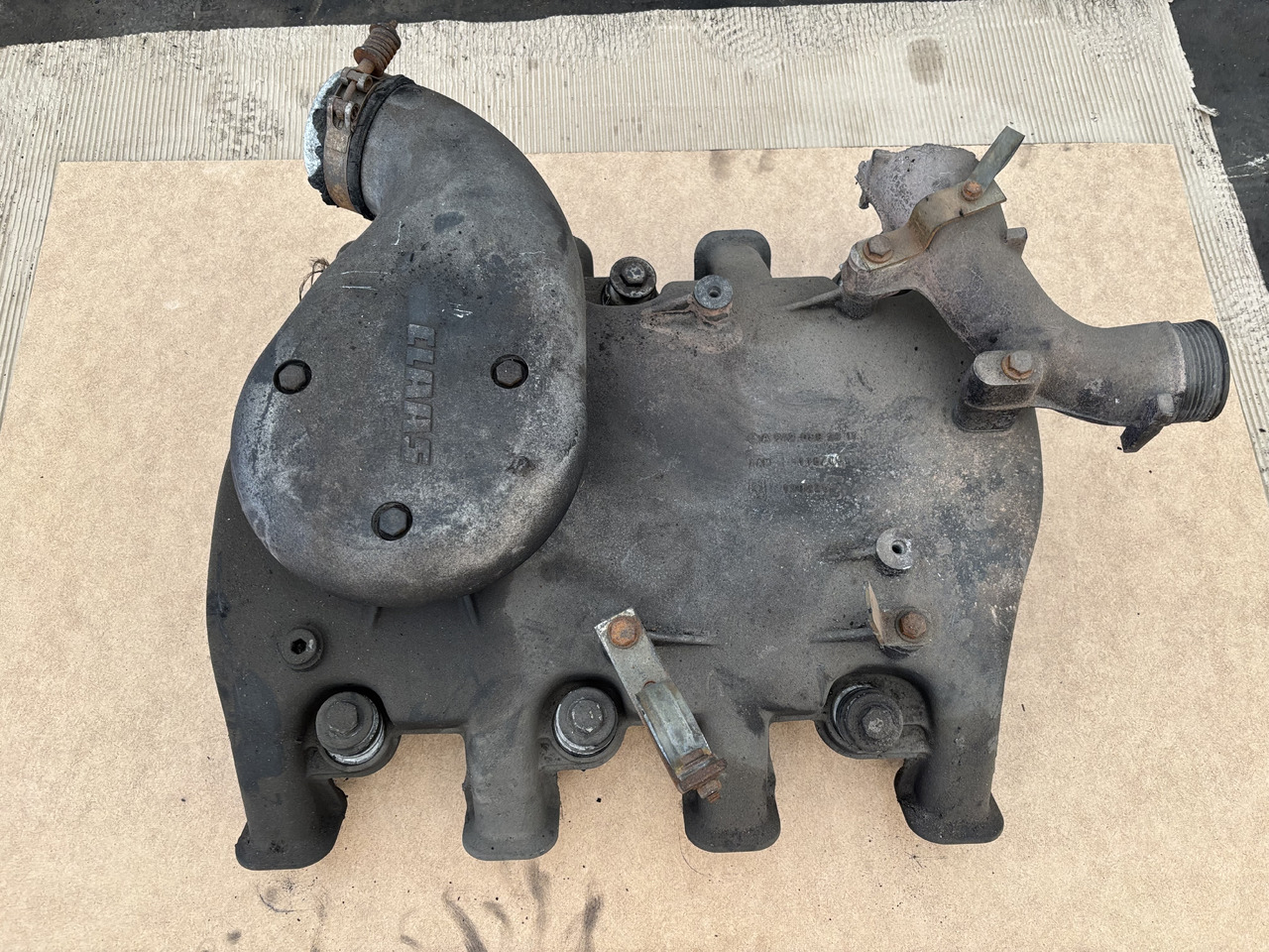 Claas Lexion 780 Kolektor Ssący OM502LA 5420982317 5420980617 - Colector de admisión para Cosechadora de granos: foto 1 Claas Lexion 780 Kolektor Ssący OM502LA 5420982317 5420980617 - Colector de admisión para Cosechadora de granos: foto 1