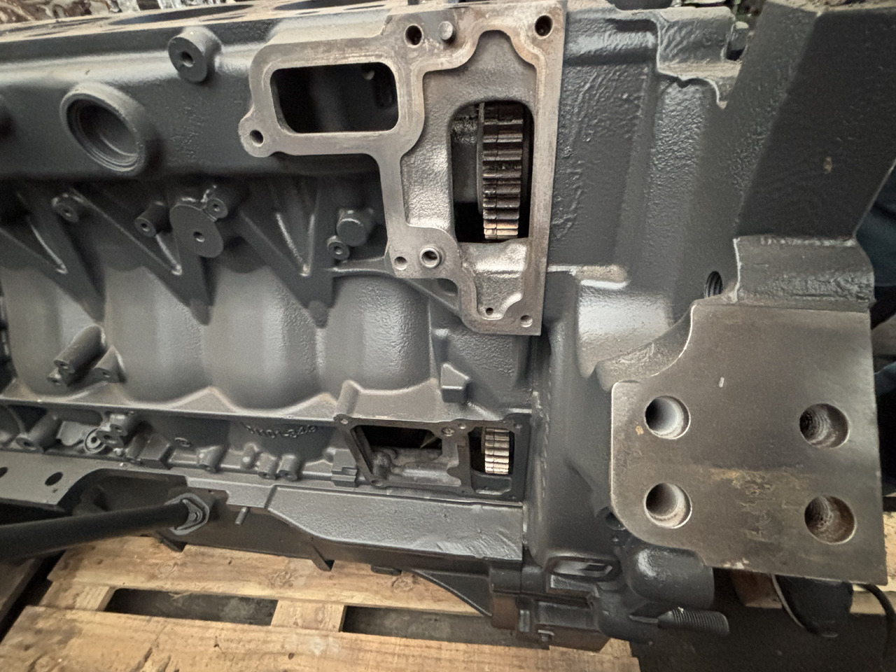 Fendt 936 Gen 7 Silnik D1556LE523 Miska Olejowa H218PF150163A CZĘŚCI - Cárter de aceite para Tractor: foto 4 Fendt 936 Gen 7 Silnik D1556LE523 Miska Olejowa H218PF150163A CZĘŚCI - Cárter de aceite para Tractor: foto 4