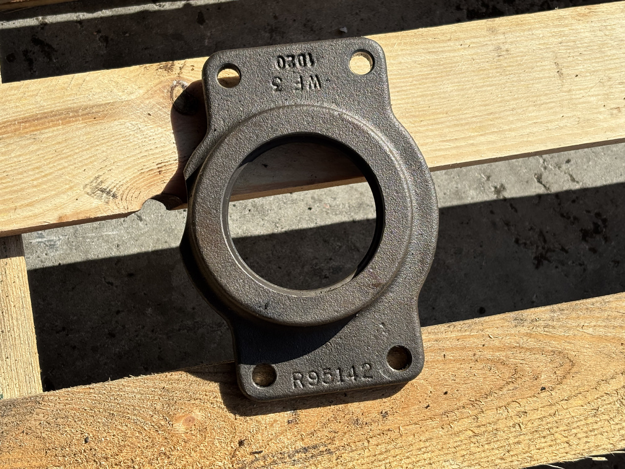 John Deere 6140 6150 6800 6900 6830 Obudowa Łożyska R95142 - Transmisión para Maquinaria agrícola: foto 1 John Deere 6140 6150 6800 6900 6830 Obudowa Łożyska R95142 - Transmisión para Maquinaria agrícola: foto 1