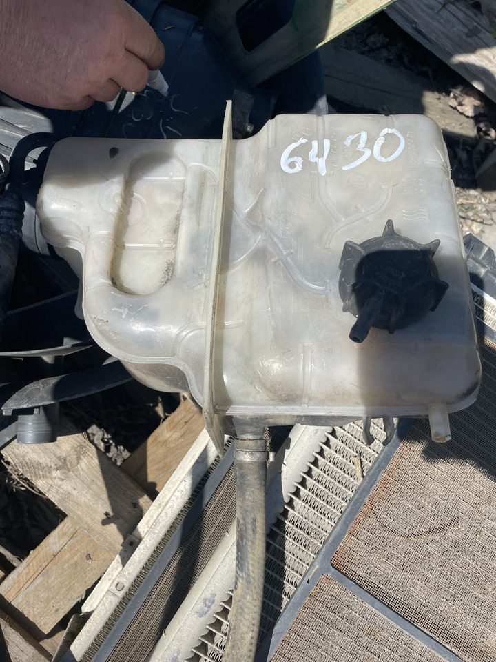 John Deere 6330 6430 6530 - zbiornik chłodnicy wody AL179270 - Piezas de recambio para Tractor: foto 1 John Deere 6330 6430 6530 - zbiornik chłodnicy wody AL179270 - Piezas de recambio para Tractor: foto 1