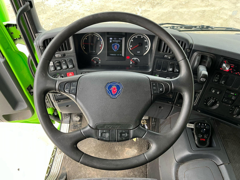 Foto del interior 1: Camión caja cerrada Scania P 230 4x2 BOX L=6848 mm
