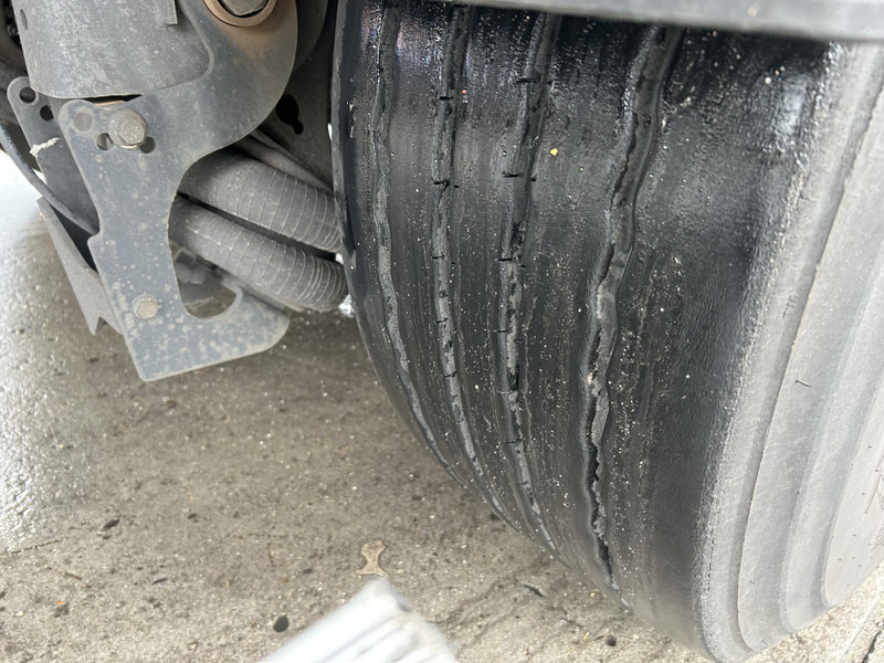 Semirremolque caja cerrada Fruehauf FSR MD4 / Box / Loadlift 2000 kg / Lift axle: foto 9 Semirremolque caja cerrada Fruehauf FSR MD4 / Box / Loadlift 2000 kg / Lift axle: foto 9