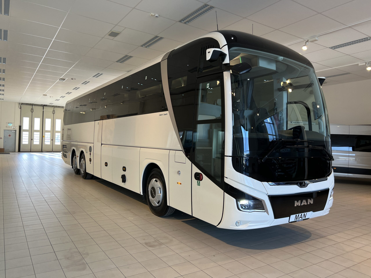MAN Lions Coach R08 Euro 6E (Dark Edition) - Autocar: foto 1 MAN Lions Coach R08 Euro 6E (Dark Edition) - Autocar: foto 1
