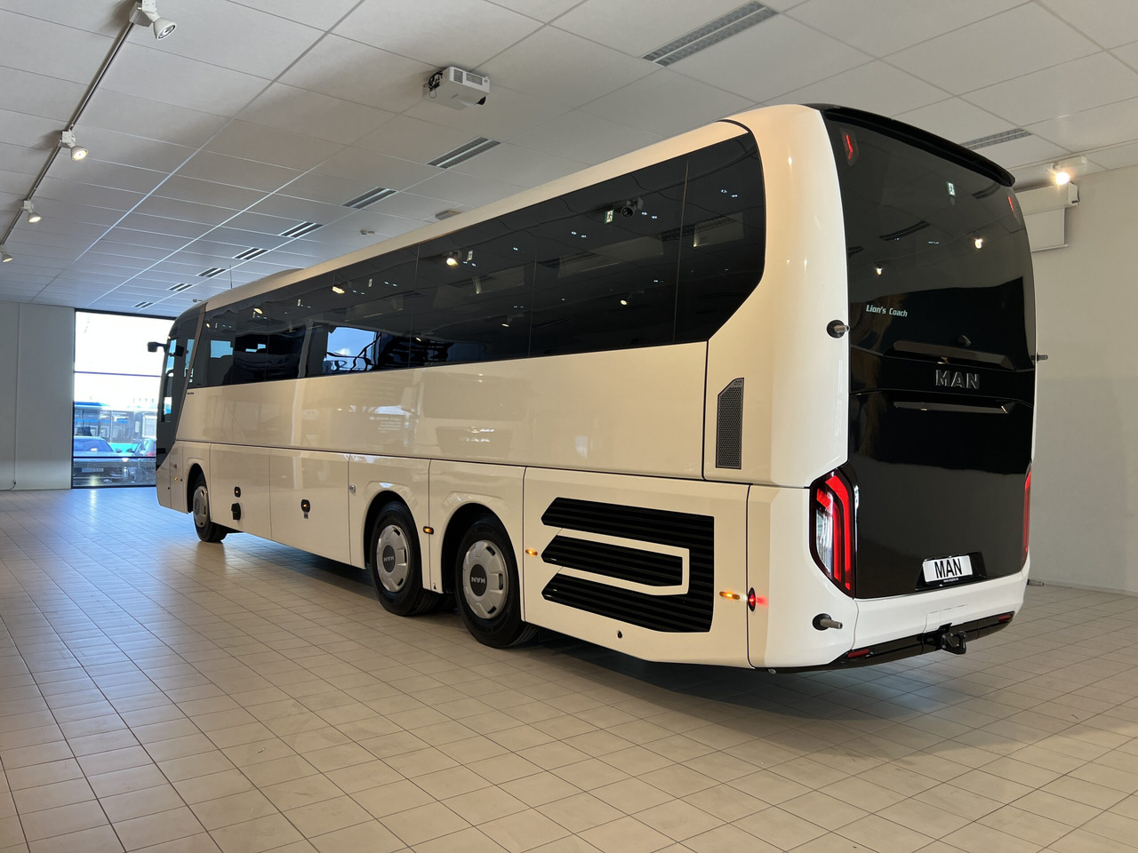 MAN Lions Coach R09 Euro 6E (Dark Edition) - Autocar: foto 5 MAN Lions Coach R09 Euro 6E (Dark Edition) - Autocar: foto 5