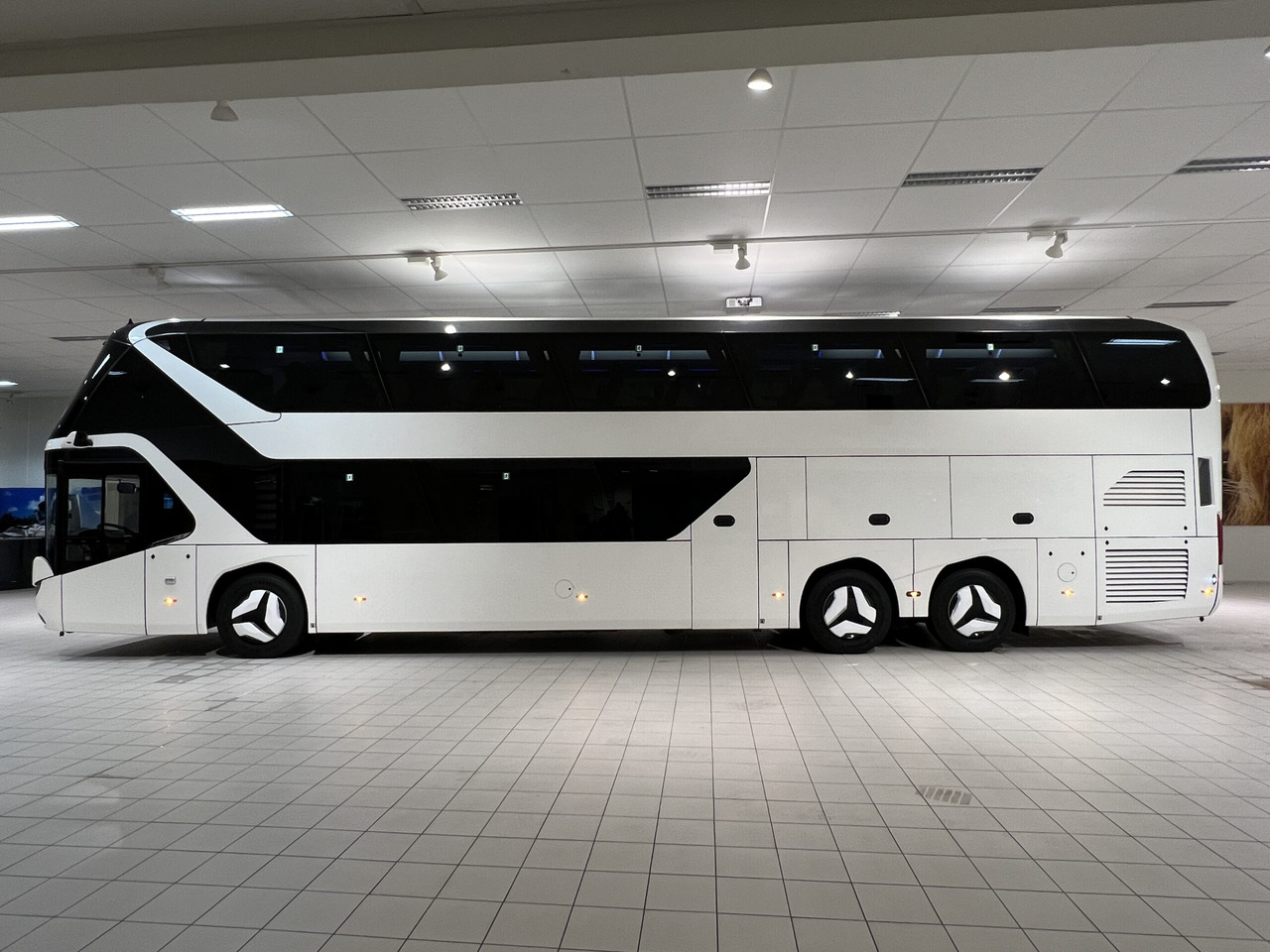 NEOPLAN SKYLINER P06 Euro 6E V.I.P / Exclusive Class (Dark Edition) - Autocar: foto 3 NEOPLAN SKYLINER P06 Euro 6E V.I.P / Exclusive Class (Dark Edition) - Autocar: foto 3