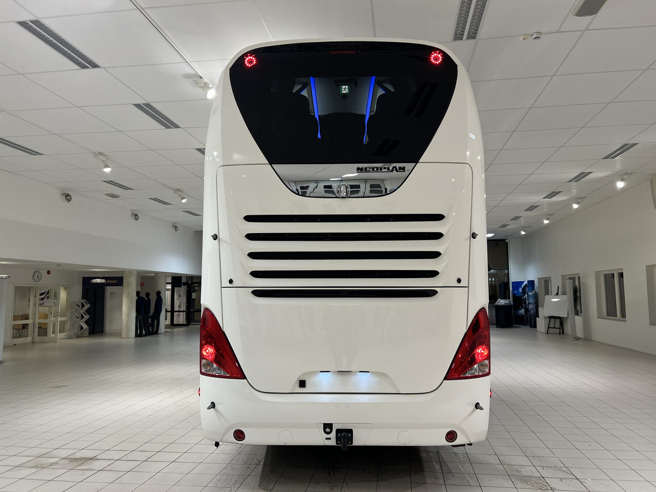 NEOPLAN SKYLINER P06 Euro 6E V.I.P / Exclusive Class (Dark Edition) - Autocar: foto 5 NEOPLAN SKYLINER P06 Euro 6E V.I.P / Exclusive Class (Dark Edition) - Autocar: foto 5