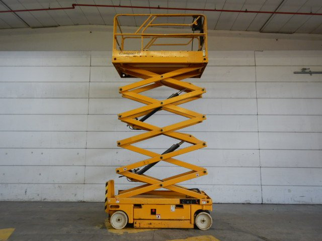 Used Electric scissor Lift Haulotte Compact 12 - Plataforma de tijeras: foto 4 Used Electric scissor Lift Haulotte Compact 12 - Plataforma de tijeras: foto 4