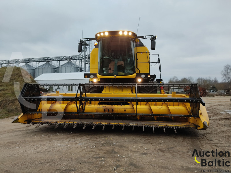 Cosechadora de granos para transporte de alimentos New Holland TC 5.90: foto 7