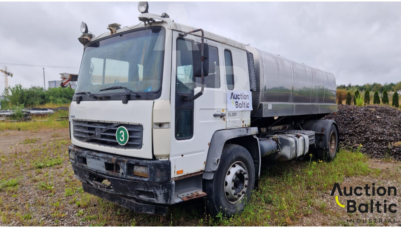 Volvo FL220 - Camión cisterna: foto 1 Volvo FL220 - Camión cisterna: foto 1