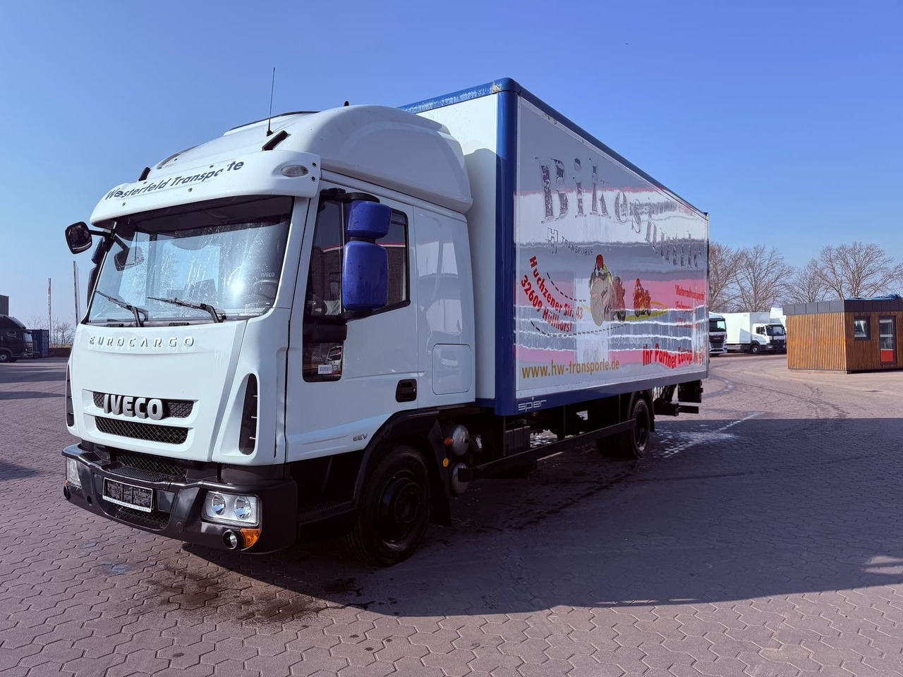 Iveco EEV 80E22 EuroCargo Koffer mit Ladebordwand 1T - Camión caja cerrada: foto 2 Iveco EEV 80E22 EuroCargo Koffer mit Ladebordwand 1T - Camión caja cerrada: foto 2