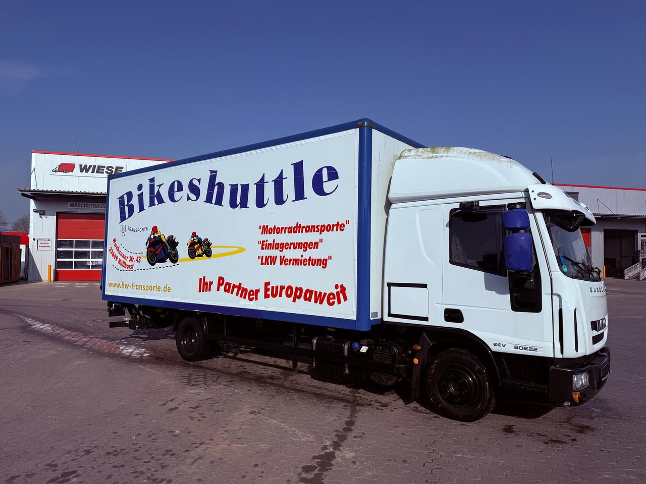 Iveco EEV 80E22 EuroCargo Koffer mit Ladebordwand 1T - Camión caja cerrada: foto 1 Iveco EEV 80E22 EuroCargo Koffer mit Ladebordwand 1T - Camión caja cerrada: foto 1