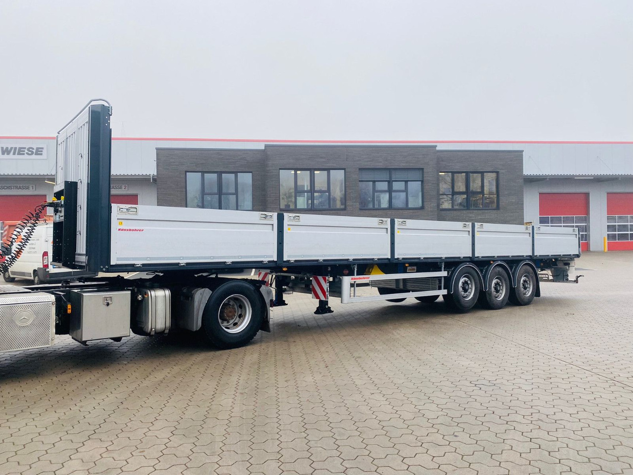 Kässbohrer Bordwandauflieger Twistlocks - Semirremolque plataforma/ Caja abierta: foto 1 Kässbohrer Bordwandauflieger Twistlocks - Semirremolque plataforma/ Caja abierta: foto 1