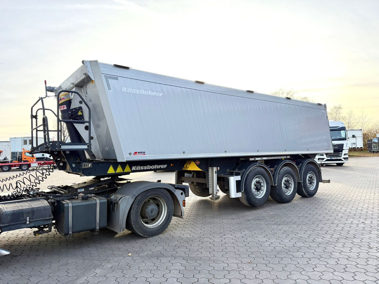 Kässbohrer K.SKA Aluminium Kipper 30m³ Top Zustand - Semirremolque volquete: foto 3 Kässbohrer K.SKA Aluminium Kipper 30m³ Top Zustand - Semirremolque volquete: foto 3