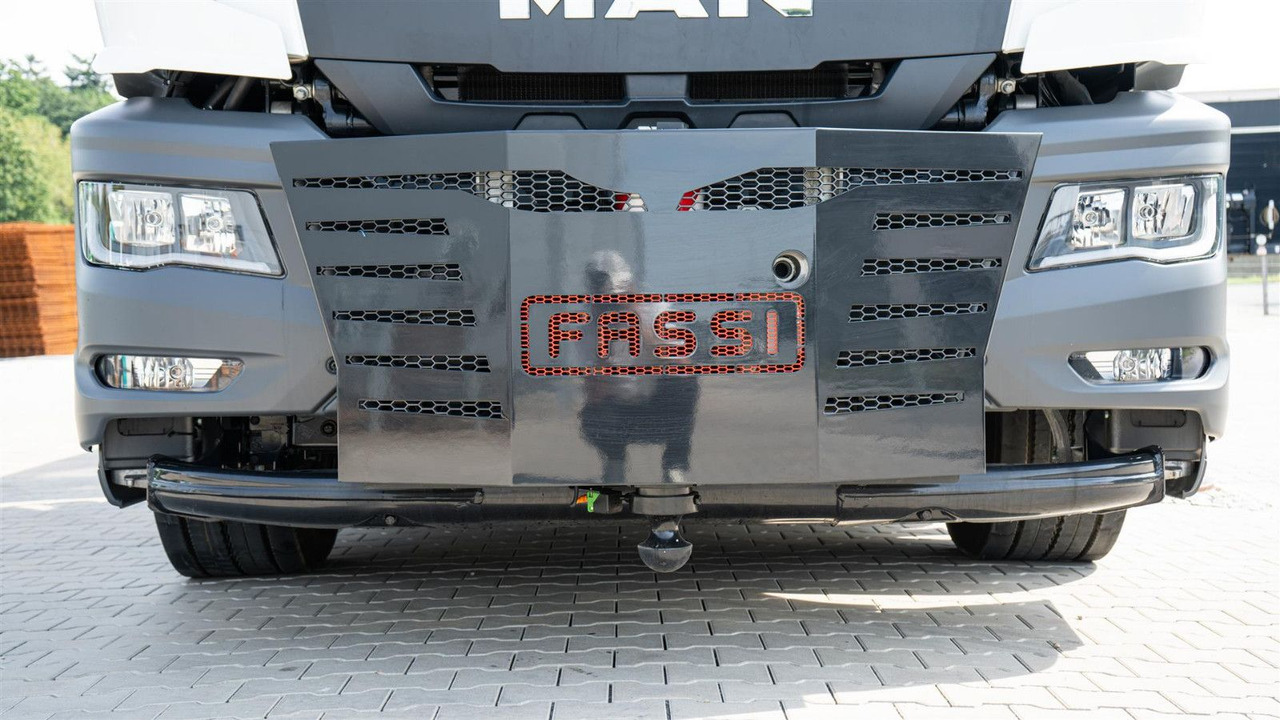 MAN 35.470 8x2 Kran F710 RA2.26 - Camión grúa: foto 3 MAN 35.470 8x2 Kran F710 RA2.26 - Camión grúa: foto 3