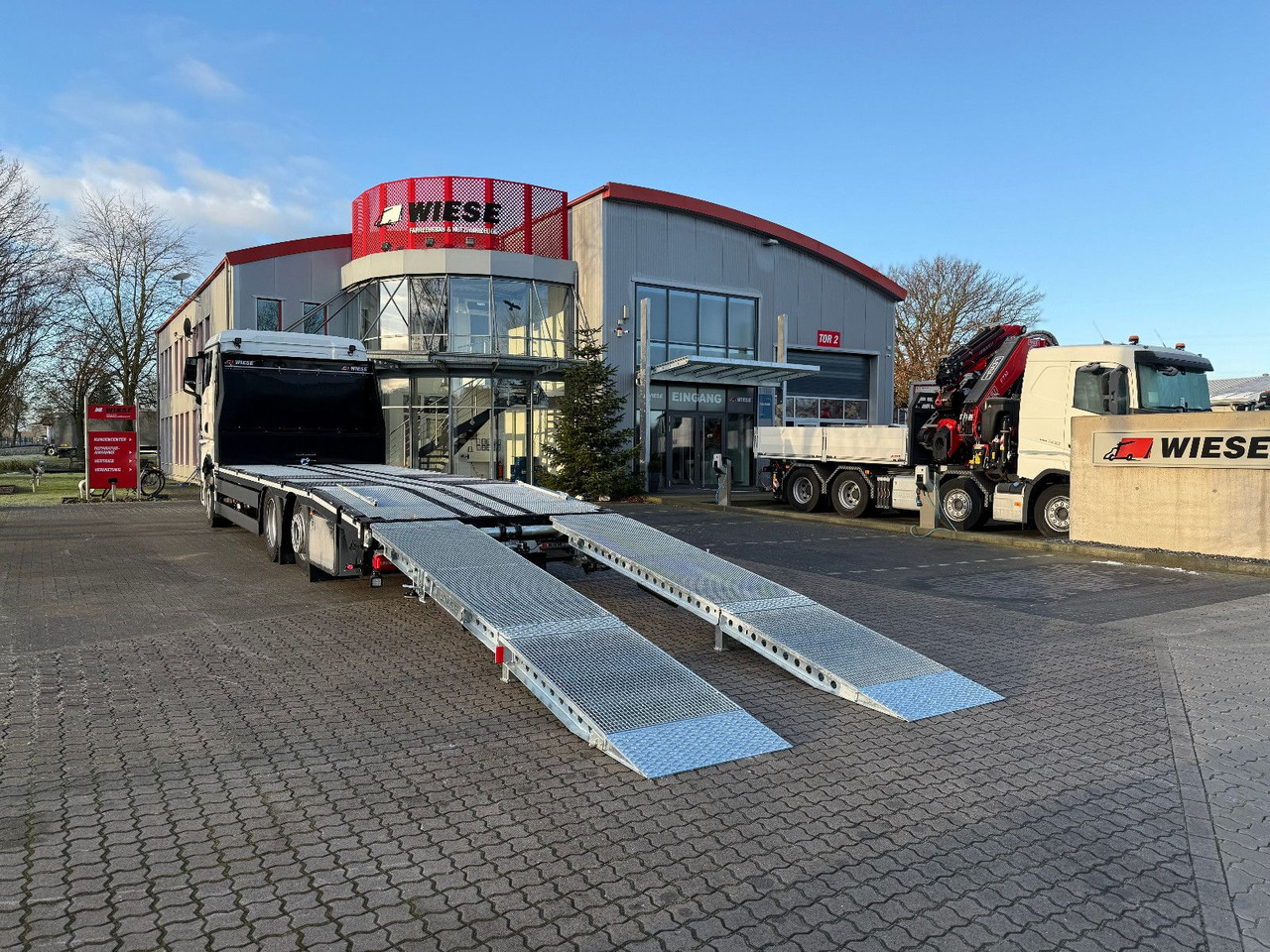 MAN Baumaschinen- Arbeitsbühnentransporter Rampen - Camión caja abierta: foto 2 MAN Baumaschinen- Arbeitsbühnentransporter Rampen - Camión caja abierta: foto 2