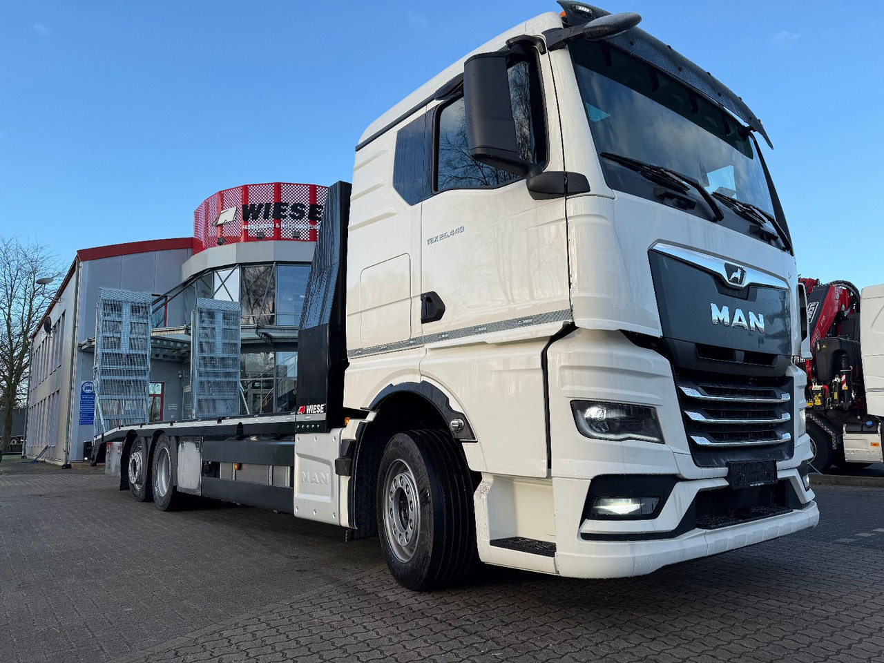 MAN Baumaschinen-  Arbeitsbühnentransporter Rampen - Camión caja abierta: foto 2 MAN Baumaschinen-  Arbeitsbühnentransporter Rampen - Camión caja abierta: foto 2