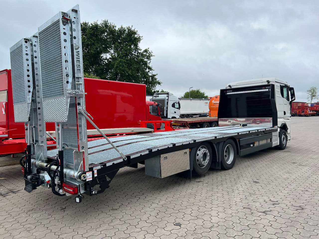 MAN Baumaschinen- Arbeitsbühnentransporter Rampen - Grua de remolque autos: foto 2 MAN Baumaschinen- Arbeitsbühnentransporter Rampen - Grua de remolque autos: foto 2