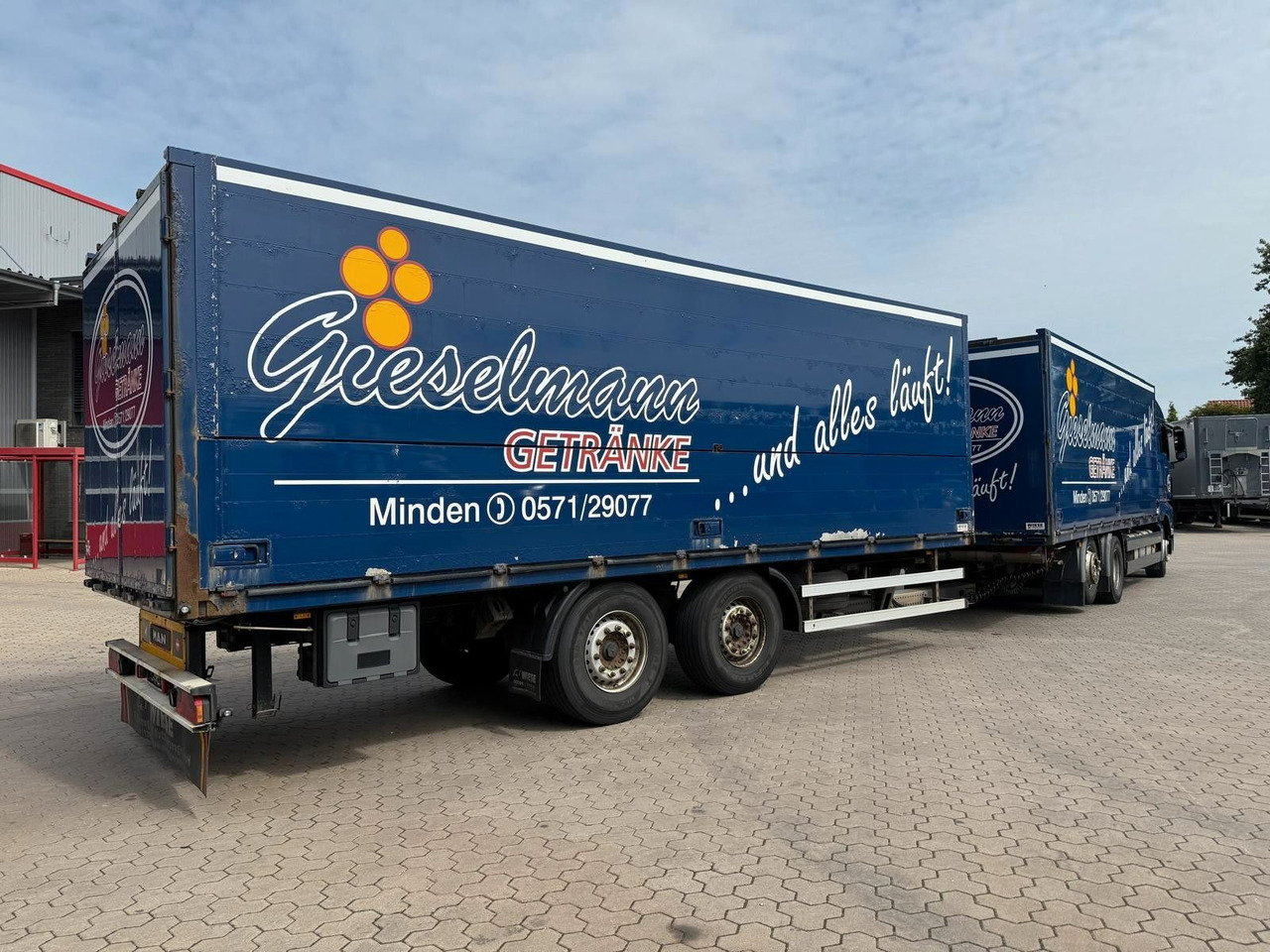 MAN TGA mit Kofferaufbau/Getränkeaufbau + Anhänger - Camión transporte de bebidas: foto 3 MAN TGA mit Kofferaufbau/Getränkeaufbau + Anhänger - Camión transporte de bebidas: foto 3