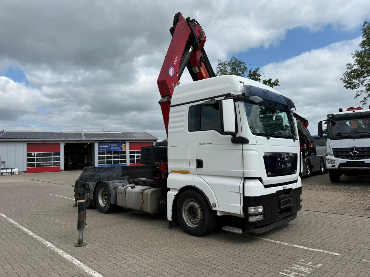 MAN TGX 26.440 6x2 mit HMF 3000-5 Kran TÜV NEU - Camión grúa: foto 2 MAN TGX 26.440 6x2 mit HMF 3000-5 Kran TÜV NEU - Camión grúa: foto 2