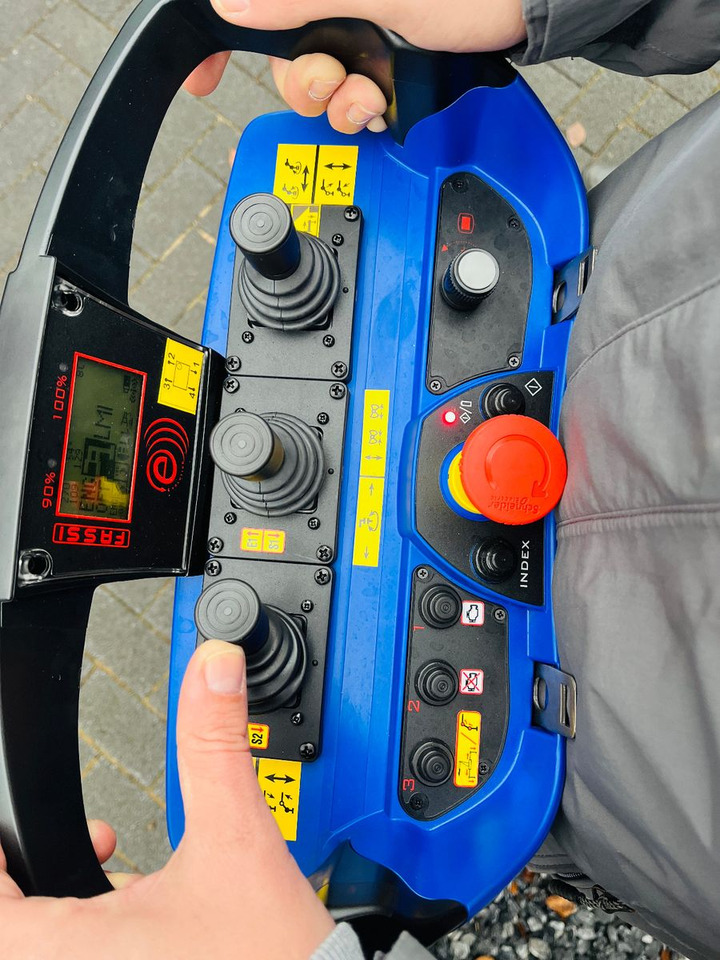 Camión volquete, Camión grúa Mercedes-Benz Arocs 1835 4x4 Meiller Fassi F135 Kran Kipper: foto 10 Camión volquete, Camión grúa Mercedes-Benz Arocs 1835 4x4 Meiller Fassi F135 Kran Kipper: foto 10