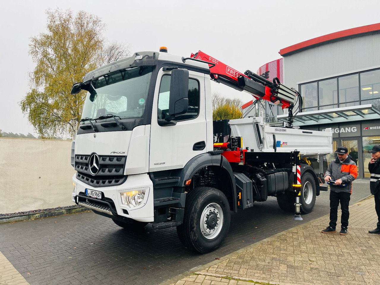 Mercedes-Benz Arocs 1835 4x4 Meiller Fassi F135 Kran Kipper - Camión volquete, Camión grúa: foto 1 Mercedes-Benz Arocs 1835 4x4 Meiller Fassi F135 Kran Kipper - Camión volquete, Camión grúa: foto 1