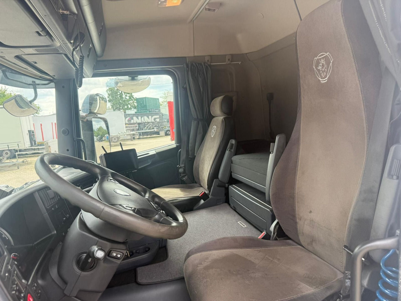 Camión caja abierta Scania G450 Baumaschinentransporter mit Rampen: foto 8