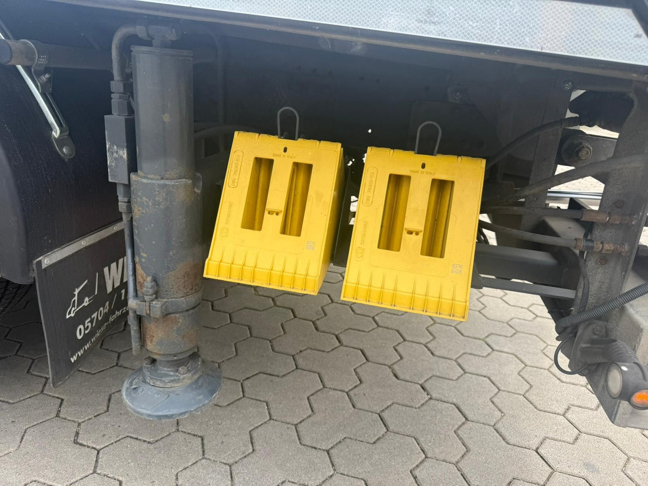 Camión caja abierta Scania G450 Baumaschinentransporter mit Rampen: foto 14